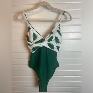 CUPSHE Womens Banana Leaf Beachwear Twist Front V Neck One Piece Swimsuit Medium